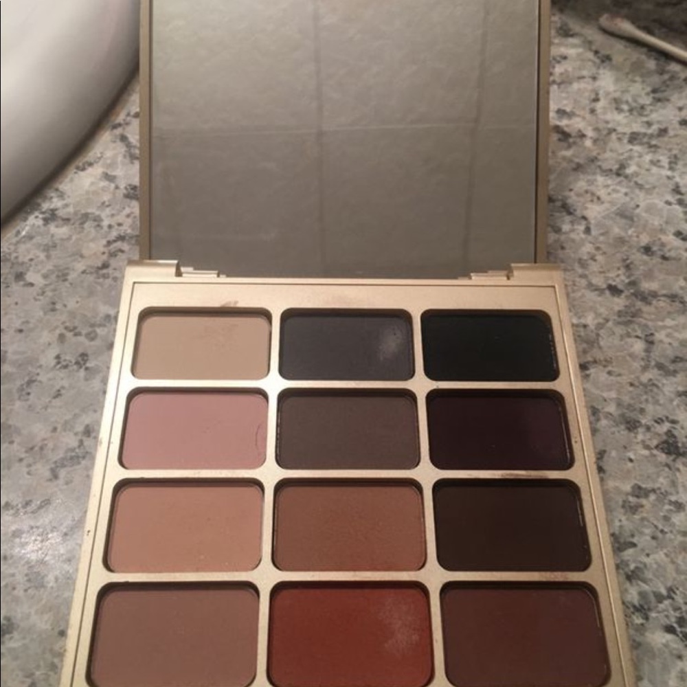 Eyeshadow palette - Picture 2 of 3
